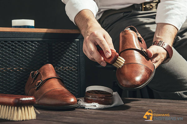 Tuyệt chiêu bảo quản giày da đi mòn đế vẫn bóng đẹp như mới